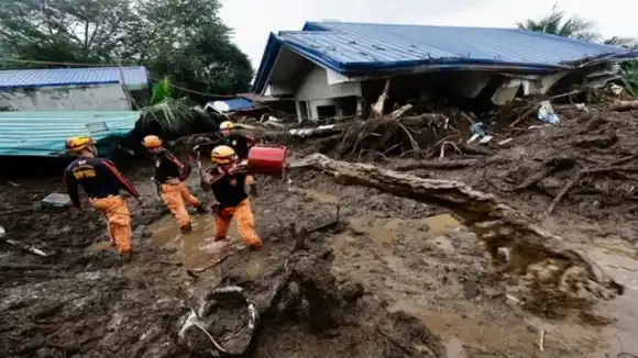 Asciende a 100 los fallecidos por la tormenta tropical Trami en Filipinas