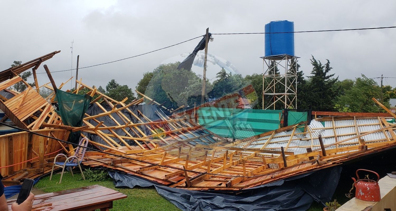 Temporal trágico: Estaba arreglando una gotera, el viento arrojó el techo y terminó muriendo