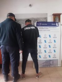 Sorprendieron a dos hombres mientras cargaban a un auto 50 metros de cable telefónico robado