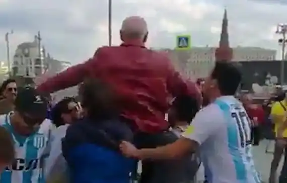 El "negocio" de hinchas argentinos para "sobrevivir" en Rusia