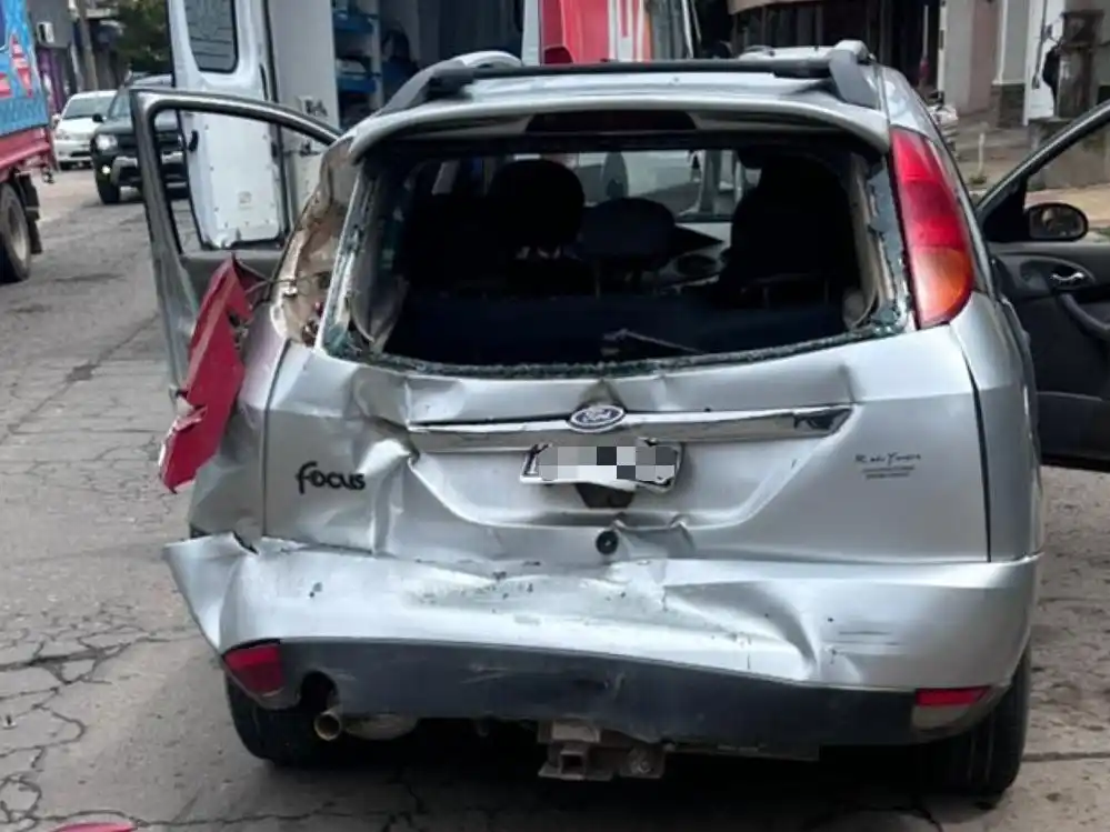 Fuerte impacto en la parte posterior del Ford Focus. Foto: BVVT