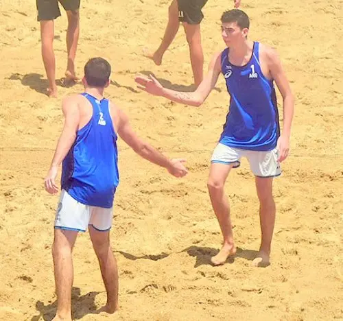 El hijo de Ana Comaschi fue cuarto  en el Mundial Sub-19 de beach voley