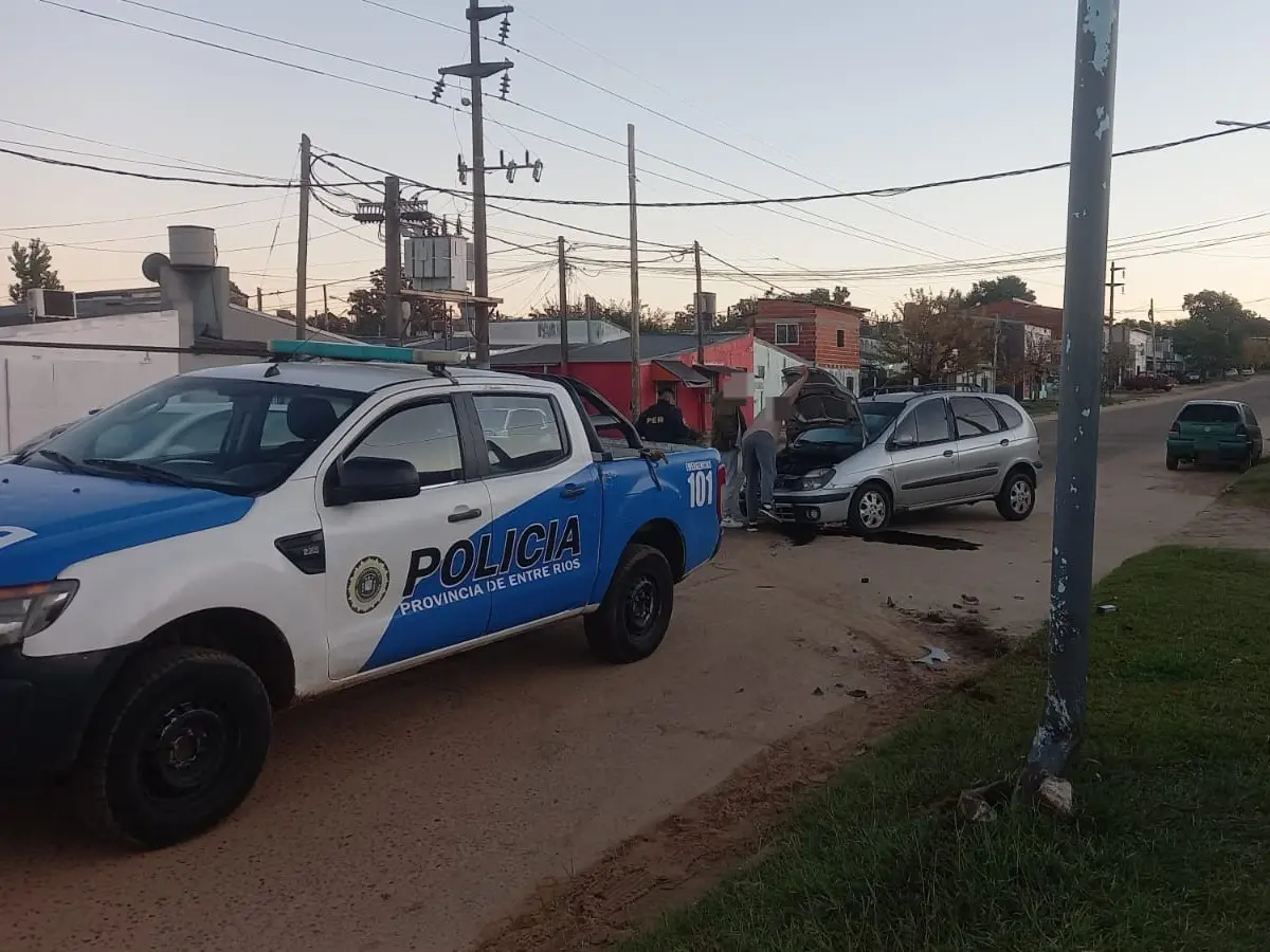 Automóvil chocó contra un poste tras intentar esquivar un montículo de tierra