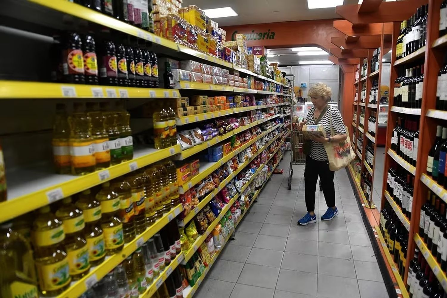 El consumo general cayó 6,9 %: los argentinos  dejaron de comprar ropa para comprar comida