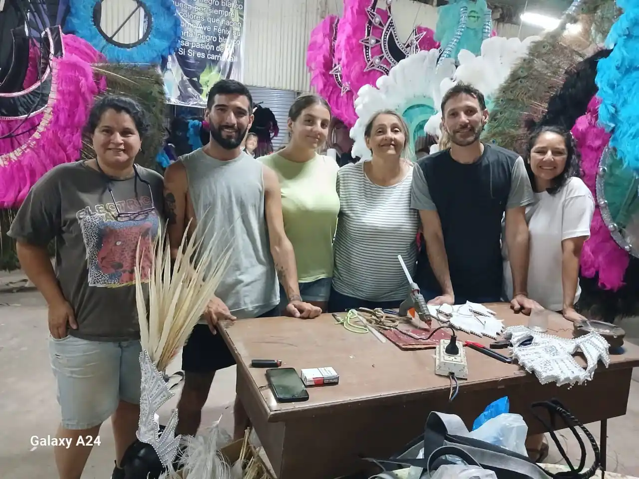 Integrantes del taller de costura, espaldares y tocados de Si Si-