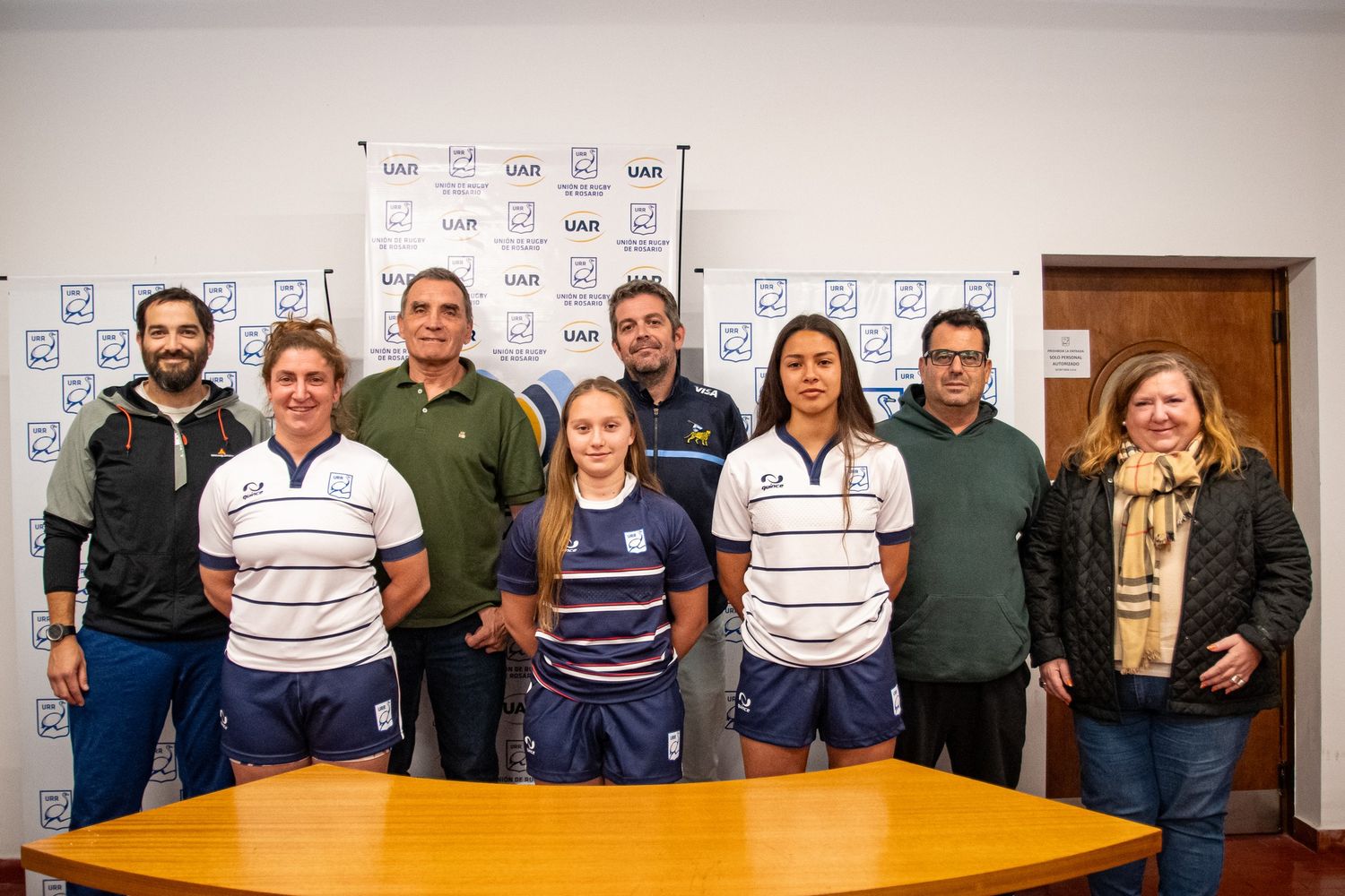 Dirigentes, jugadoras y staff posando juntos en la presentación. Foto: URR