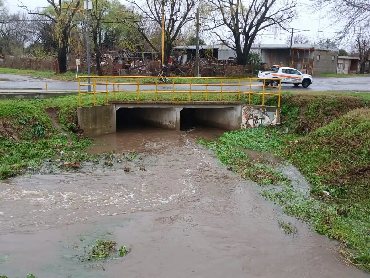 Los canales a pleno en el escurrimiento de las aguas pluviales. Foto: Gentileza