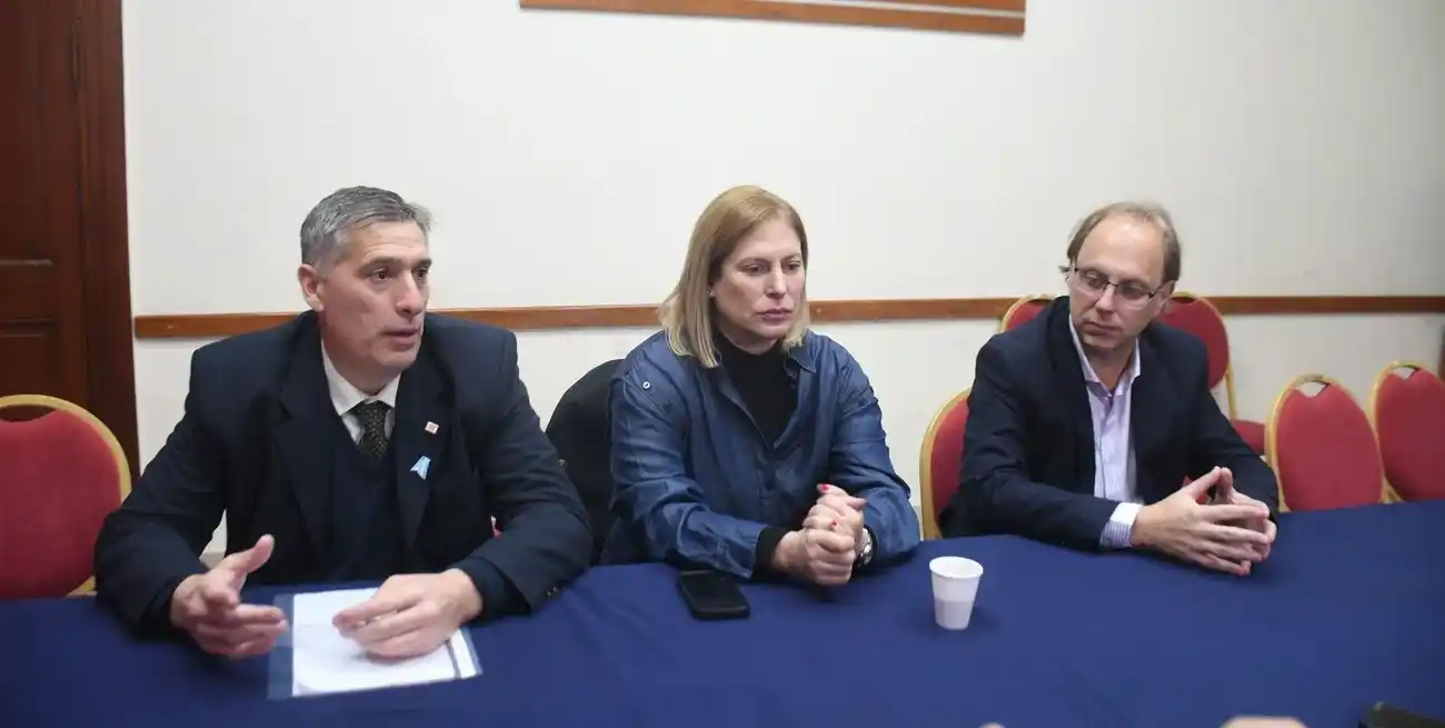 Olivares, junto a Saglione y la vicegobernadora Scaglia. Foto: Flavio Raina.