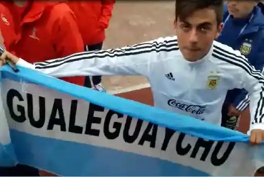 ¿Traerá suerte? Paulo Dybala junto a hinchas de Gualeguaychú en Rusia