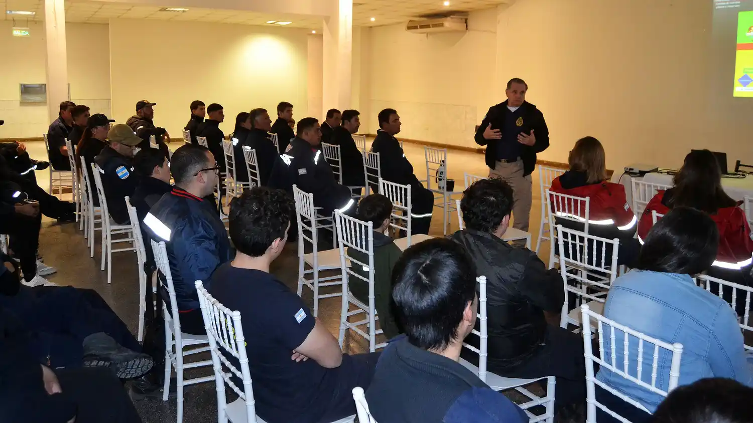 Capacitación en incendios estructurales para bomberos de la región