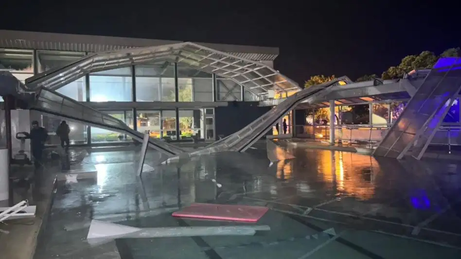 El viento destrozó el techo de la pileta municipal de Benito Juárez. Foto: El Fénix Digital.