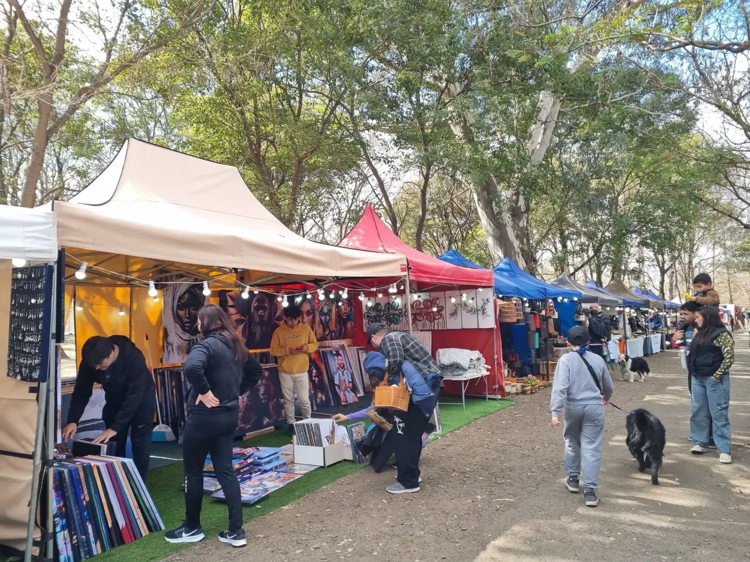 Artesanos y feriantes se reunieron con la Directora de Turismo para buscar un lugar alternativo ante la credida del río.