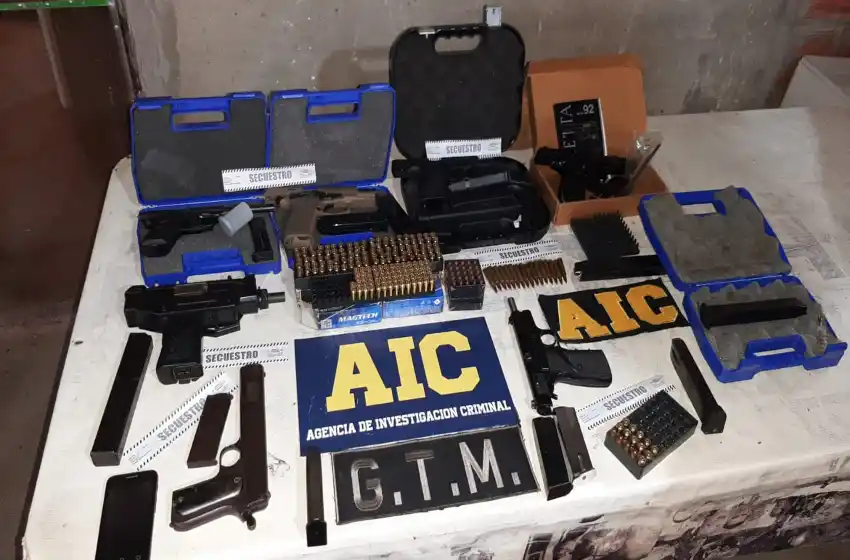 Detuvieron a un hombre de 64 años que tenía un arsenal en una casa de zona oeste