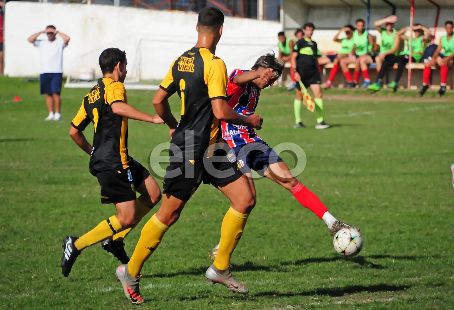 Benítez intenta el disparo, ante la presencia defensiva de Urban y Pinto.