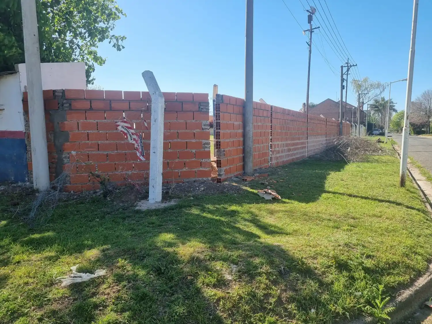 Polémica en la cancha de El Tanque: sacaron árboles para poner un tapial y hubo quejas de vecinos