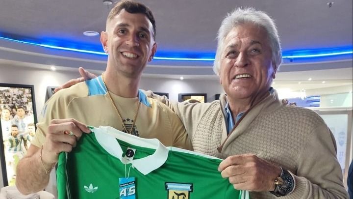 Emiliano Martínez junto a Fillol a quien alcanzará esta noche.