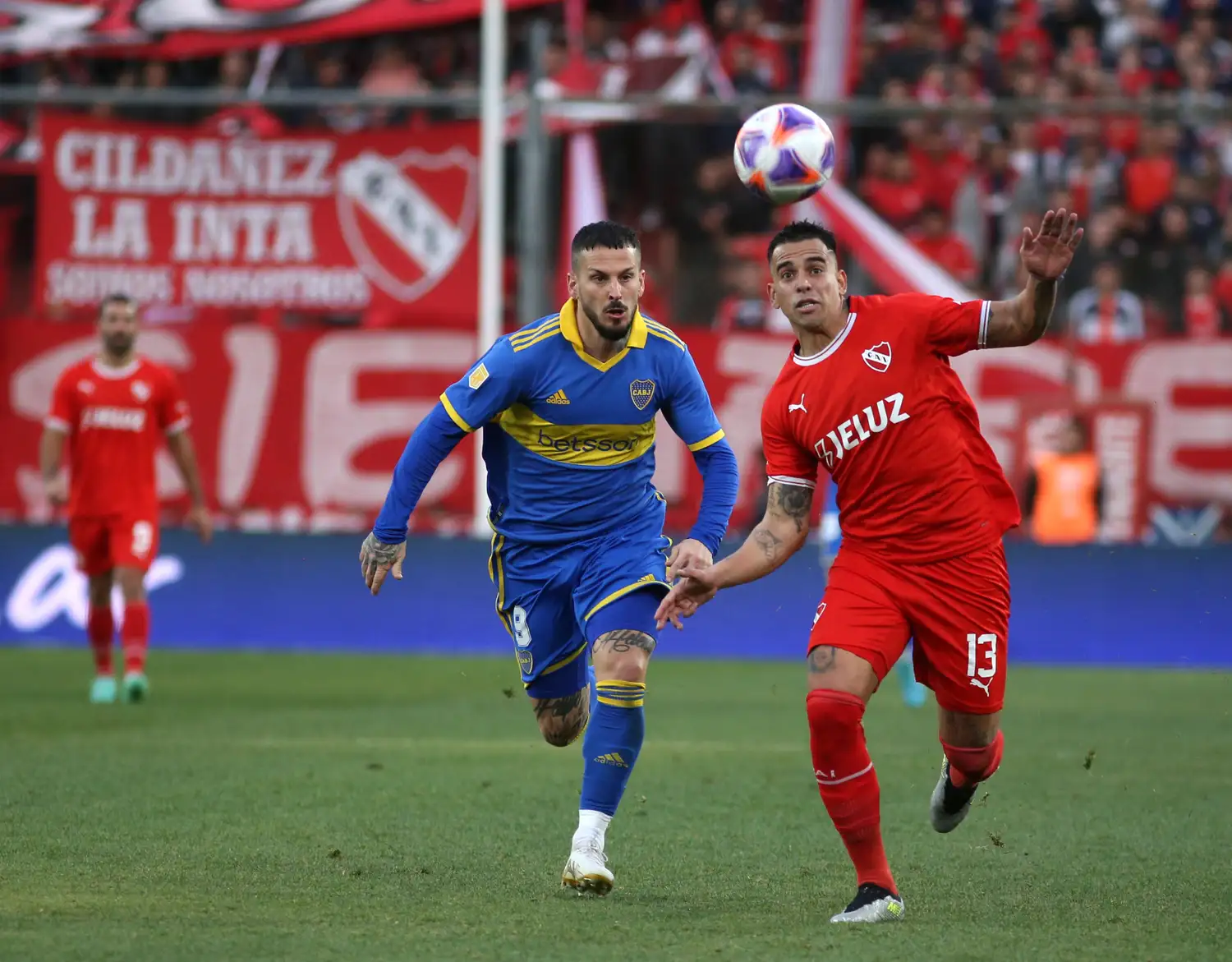 Benedetto intenta desequilibrar ante Báez.
