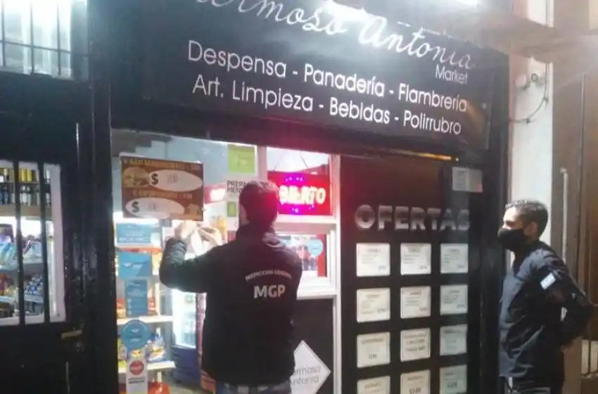 Clausuran dos comercios por vender alcohol fuera de horario