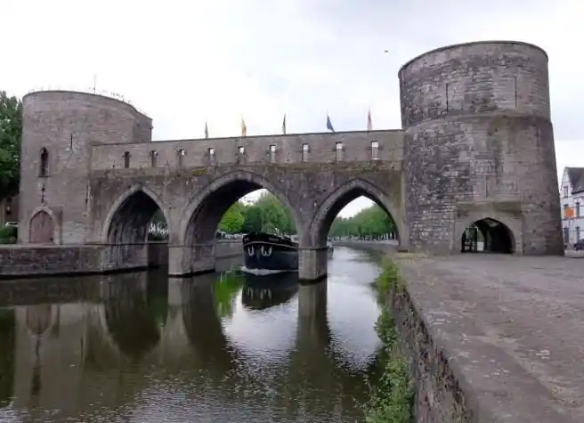 Bélgica derrumba un puente medieval para dar paso a cruceros