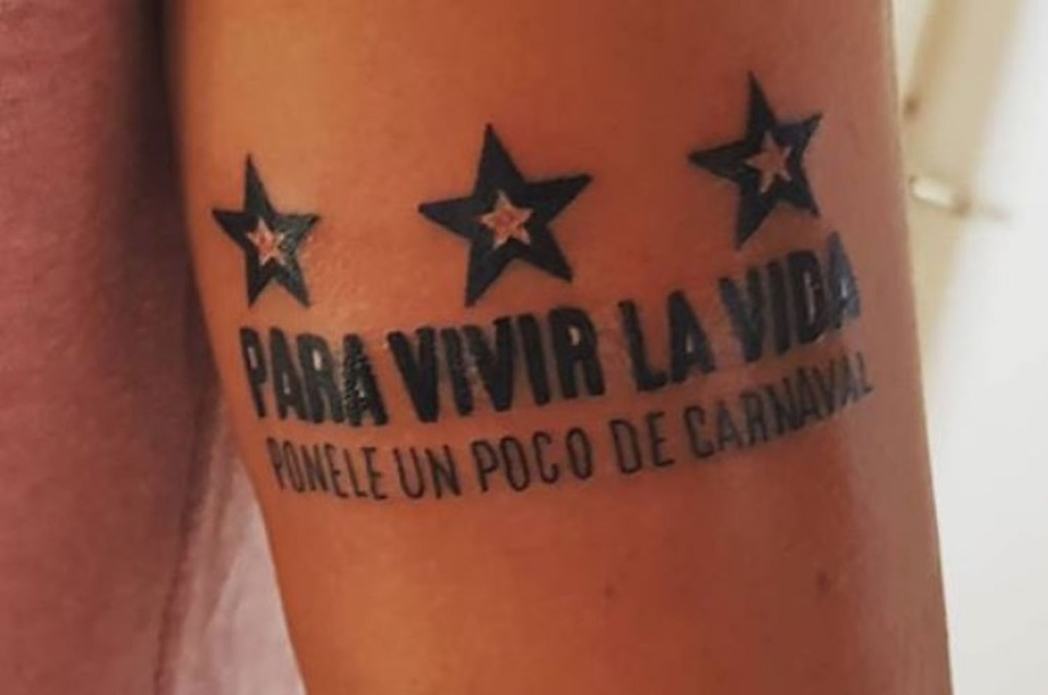 El tatoo de Ará Yeví: la promesa de dos carnavaleros tricampeones