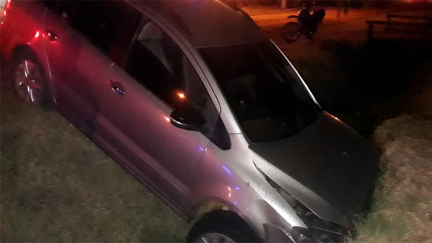 Borracho despistó con su auto y terminó incrustado en una cuneta