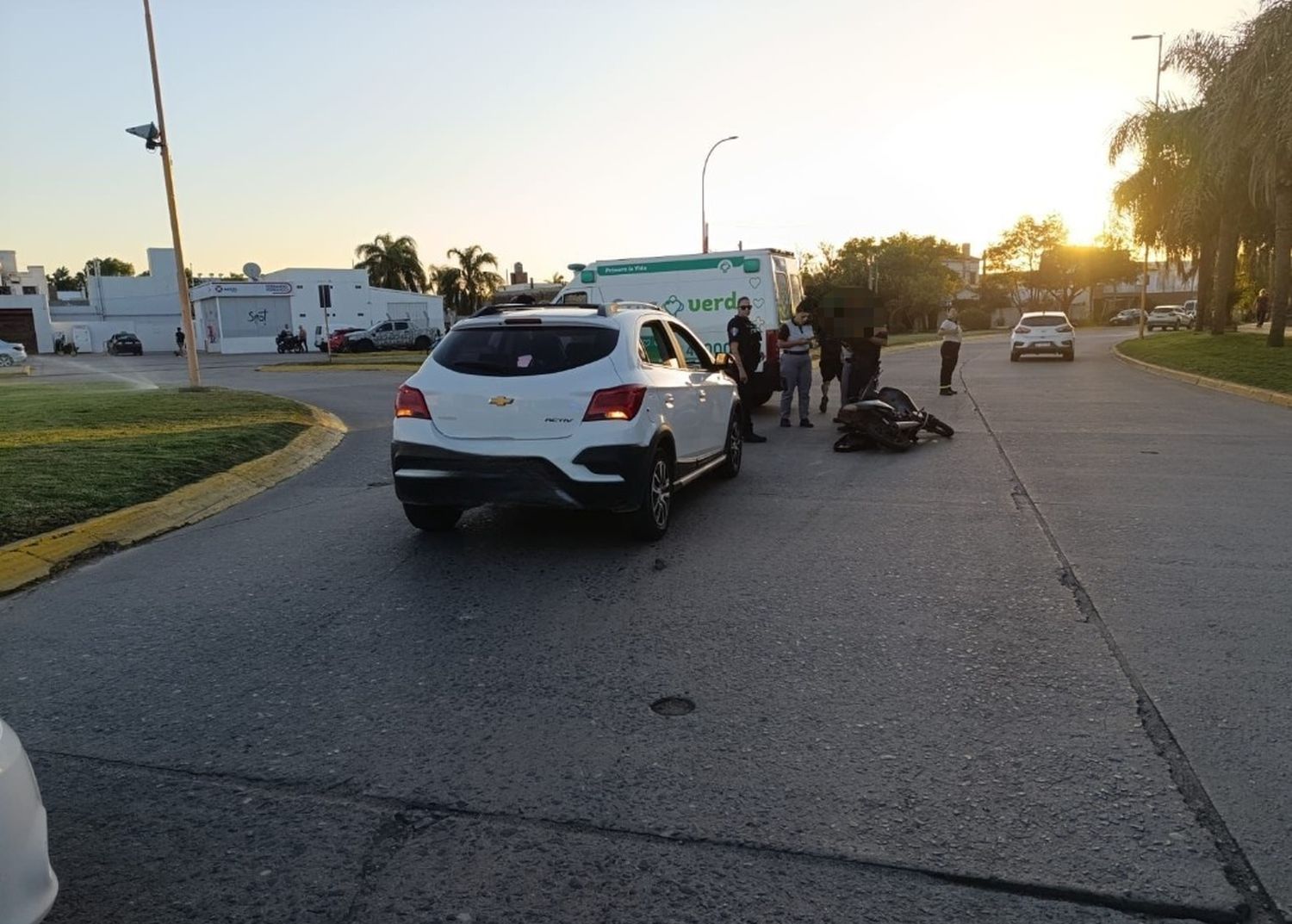 Un auto y una moto chocaron en la rotonda de Cervantes y Urquiza