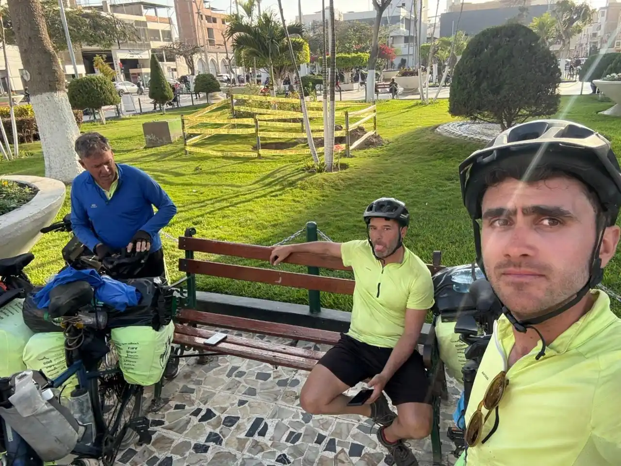 Los biciviajeros de Gualeguaychú llegaron a Chiclayo y están cerca de Ecuador