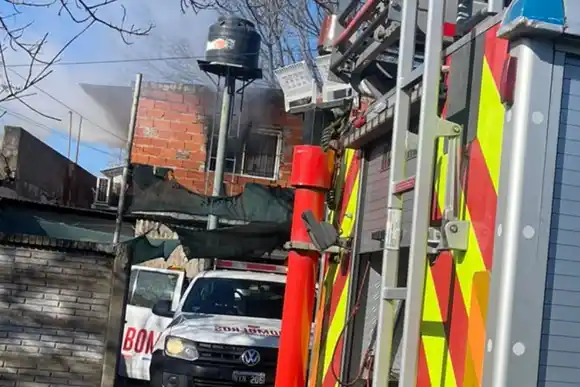 Incendio en la planta alta de una vivienda de zona oeste