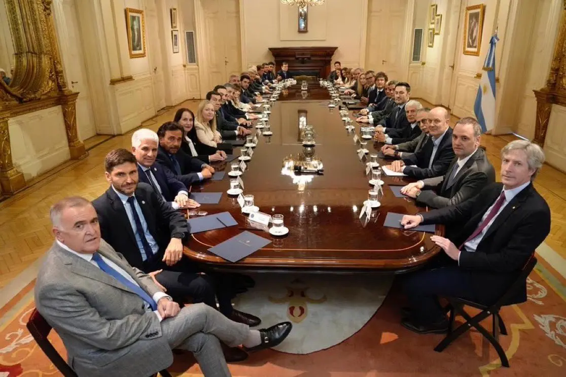 Grabois afuera de la mesa grande por "marxista".