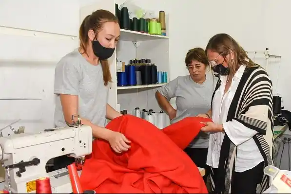 La Provincia articula la entrega de frazadas del programa “Cobijar” con los gobiernos locales