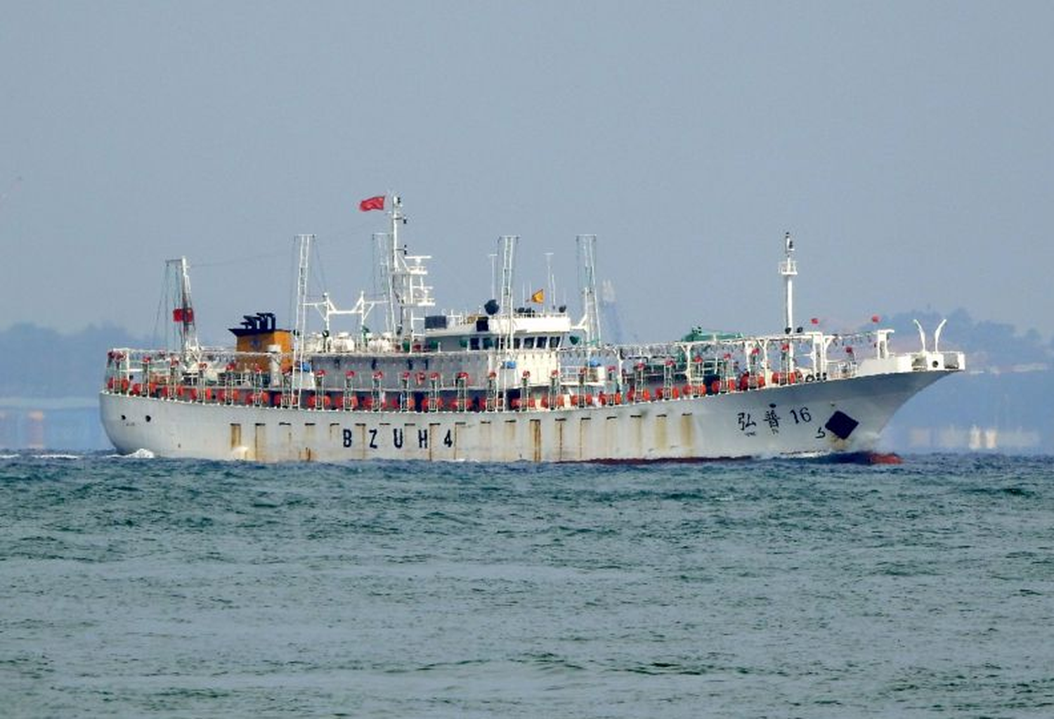 Barcos pesqueros asiáticos operan con impunidad en aguas nacionales.