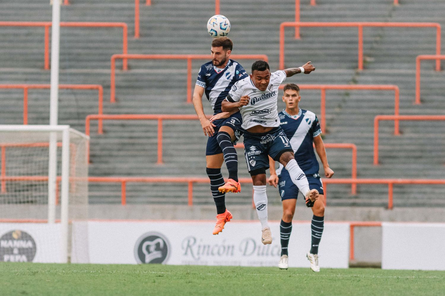 Gorgerino disputando un balón en el aire