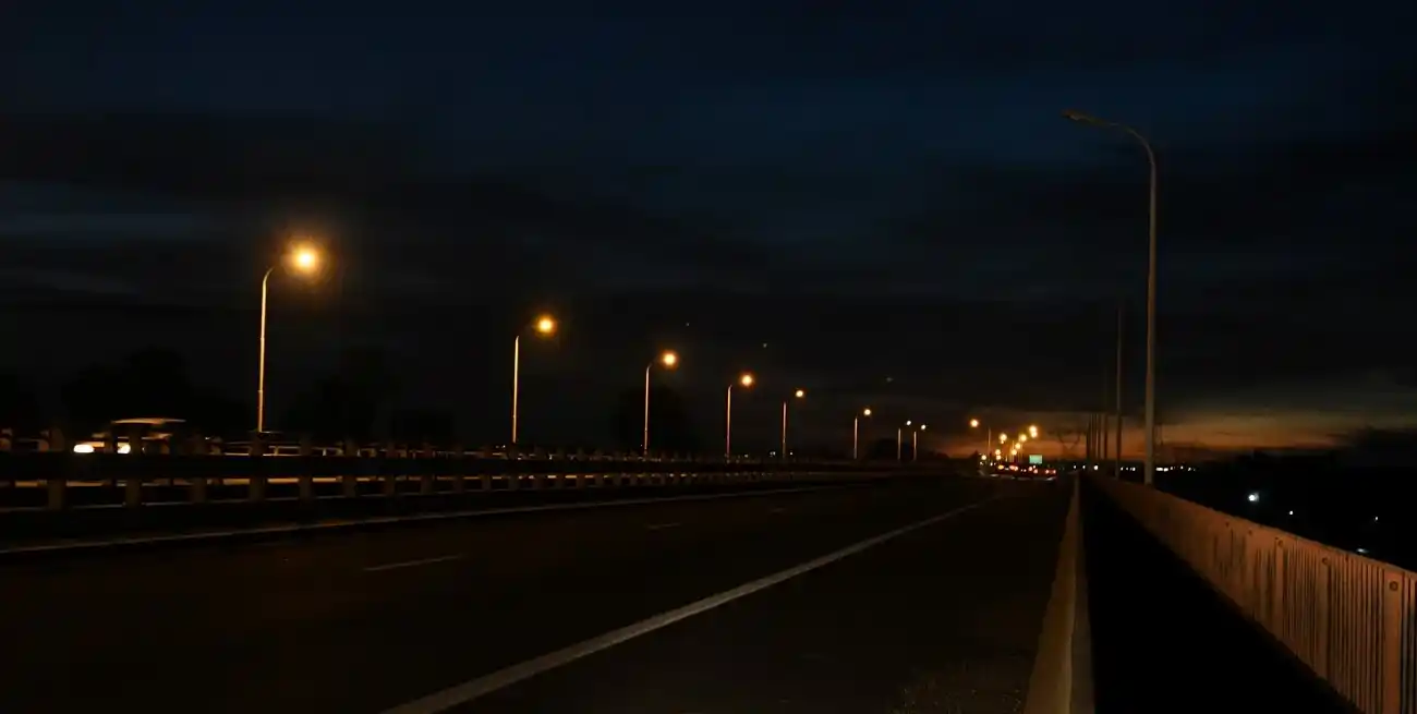Angustiante búsqueda de un hombre mayor en Santa Fe: encontraron su auto abandonado sobre el Puente Oroño