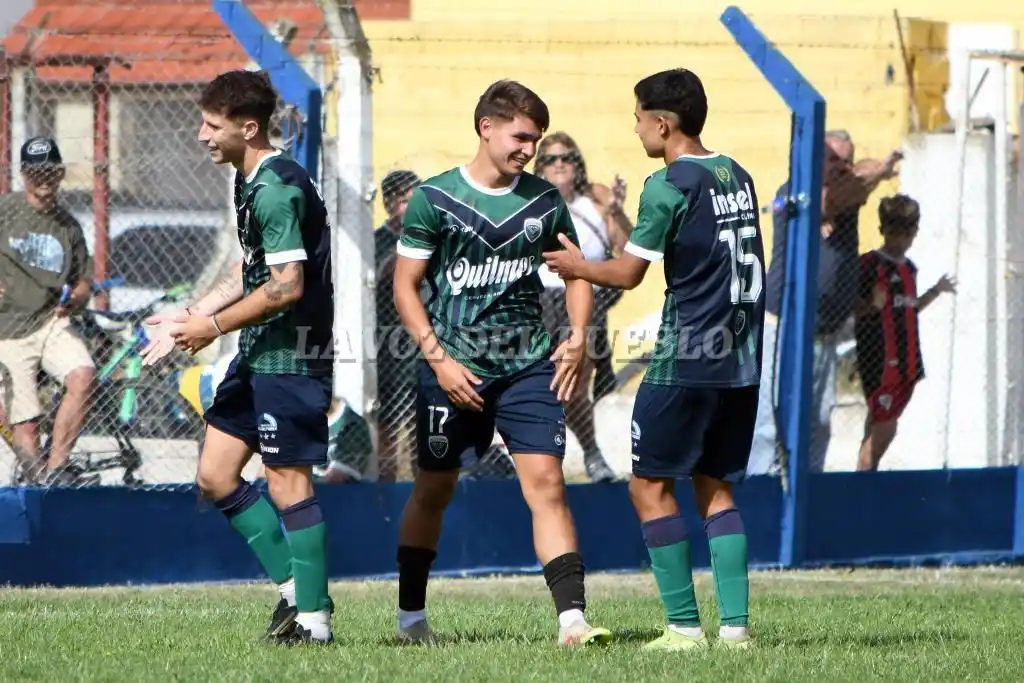 Sebastián “Chul” Fuertes (17) de Villa sonríe por su gol junto a Ozcariz y Agudo (15)