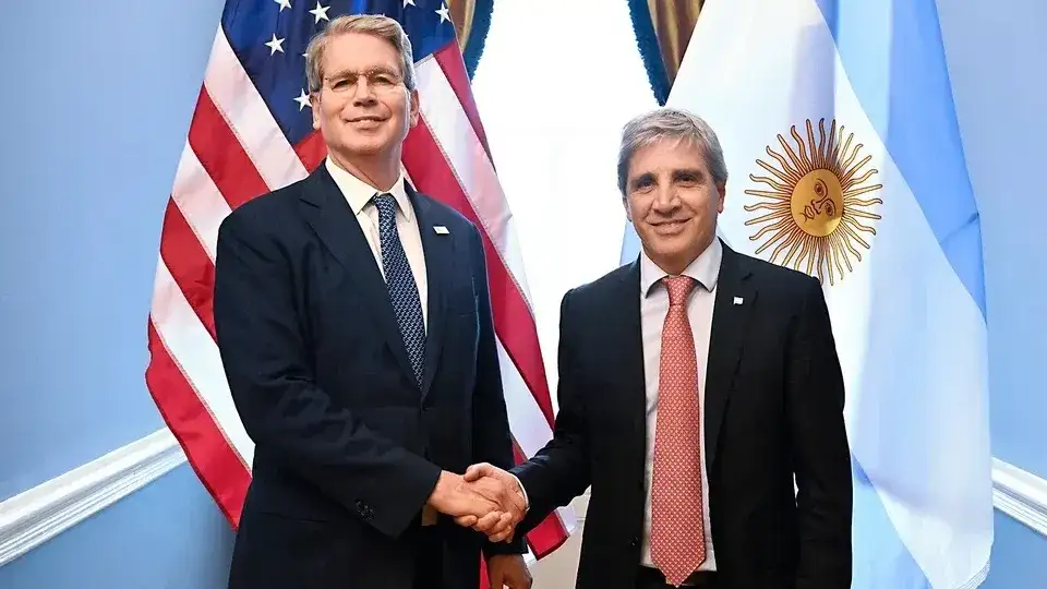 El ministro Luis Caputo junto a Scott Bessent.