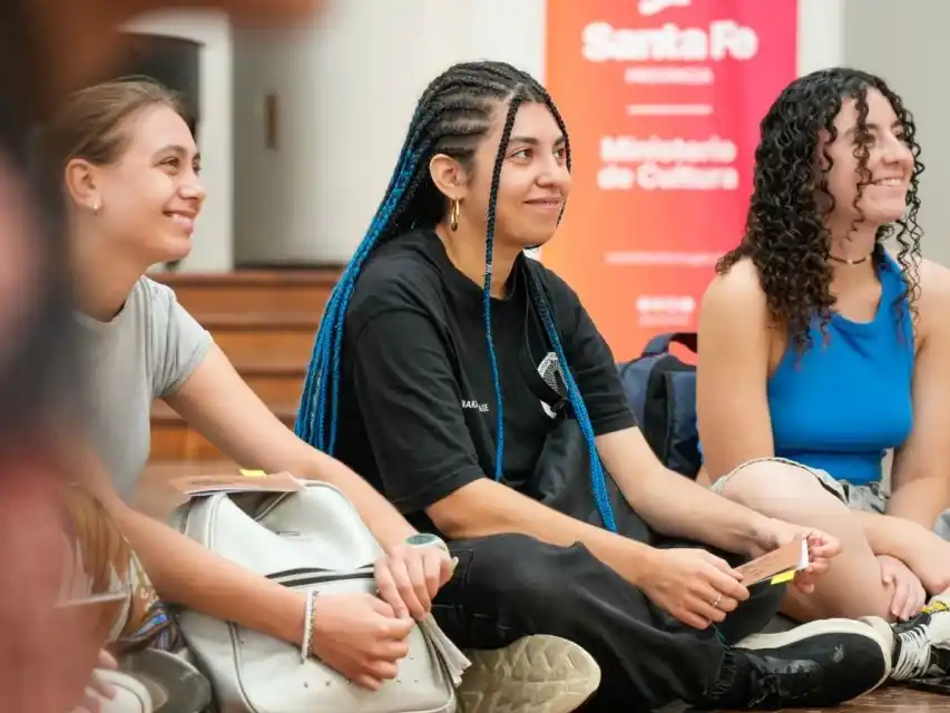 Las Residencias Culturales son una práctica de formación de 10 meses de duración, con asignación económica estímulo, dirigida a jóvenes de entre 18 y 25 años.