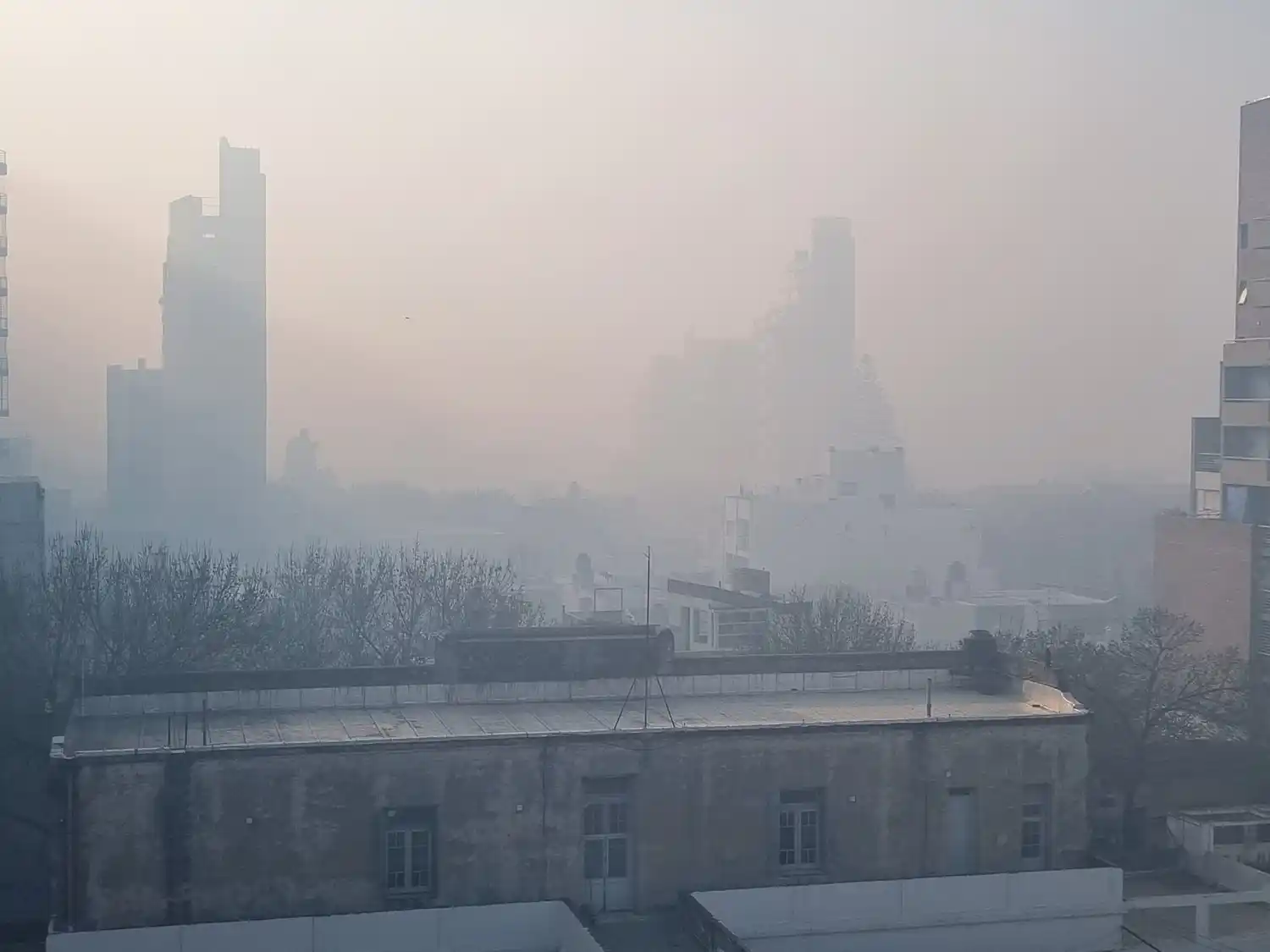 Rosario amaneció cubierta  por humo y relevan una calidad de aire “muy deficiente”
