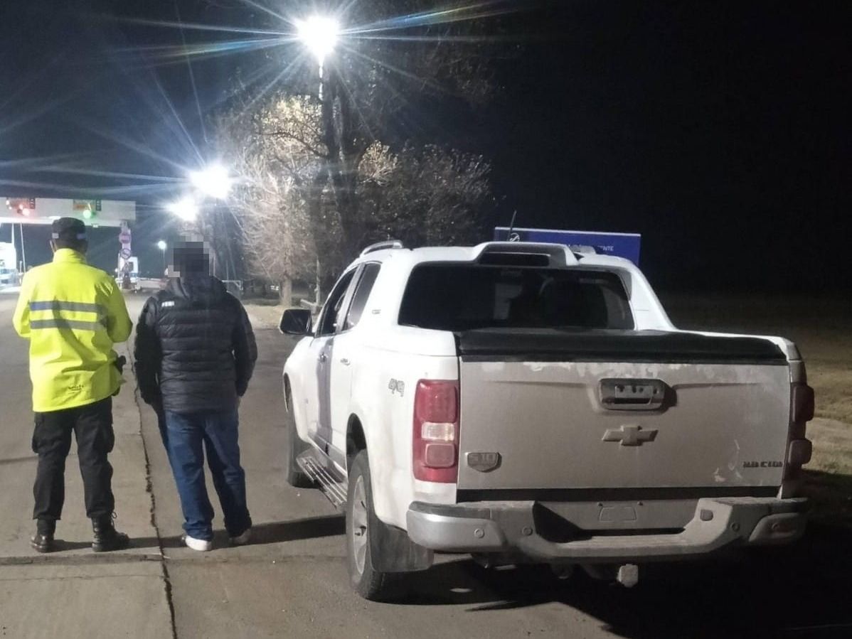 Intentó pasar un control policial con una cédula ajena y un pedido de arresto vigente