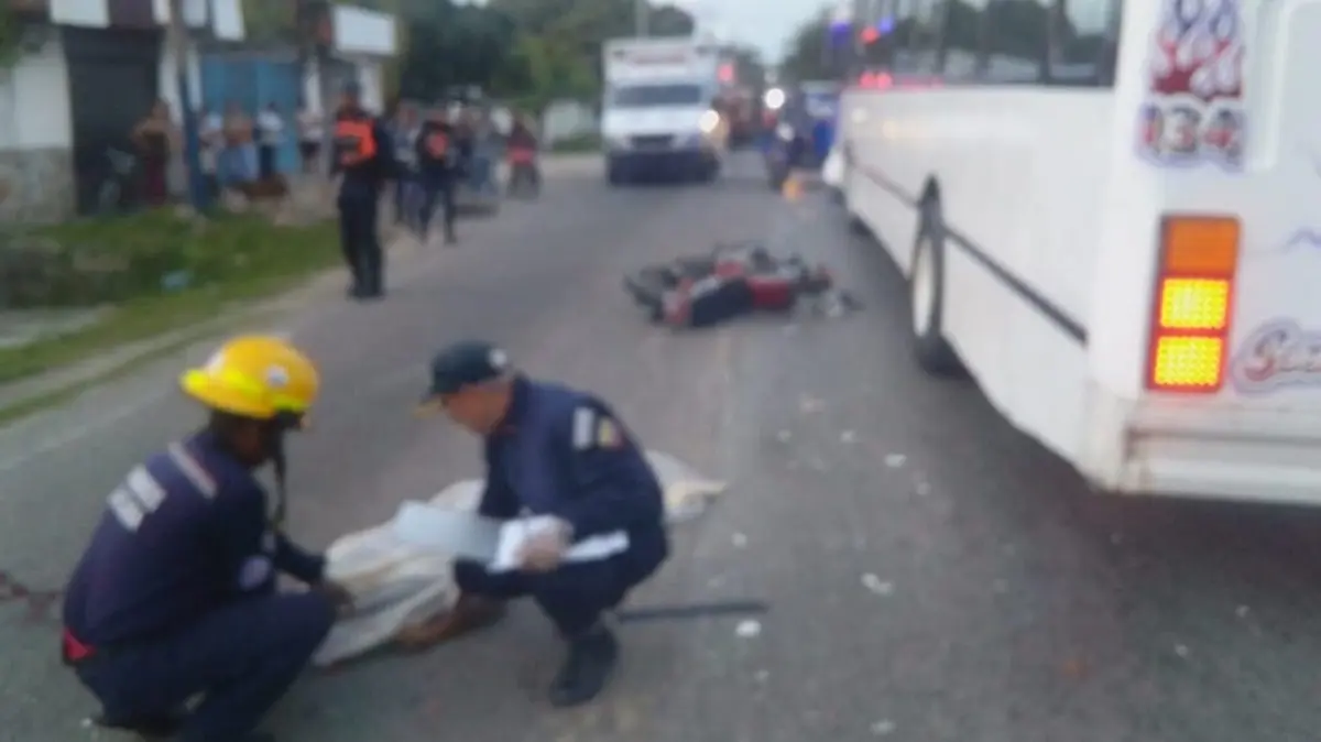 Motorizado murió en el sitio tras impactar contra un autobús (VIDEO)