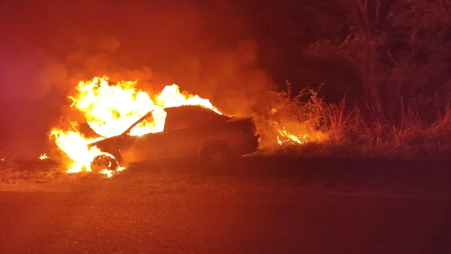 Las llamas se apoderaron del vehículo que conducía una mujer