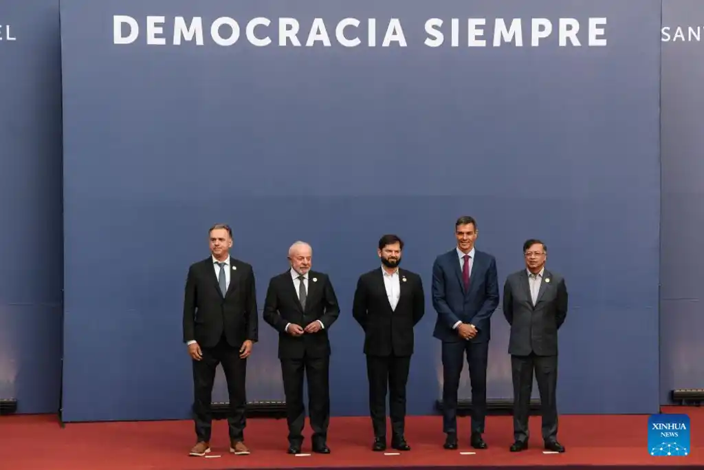Los mandatarios posan para una fotografía oficial durante la Reunión de Alto Nivel "Democracia Siempre", en el Palacio de La Moneda, en Santiago, capital
