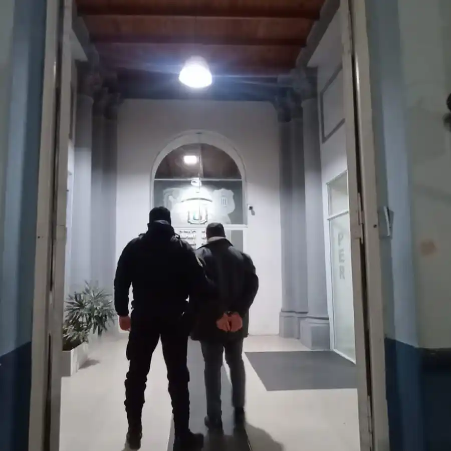 Se negó a un control de alcoholemia y fue detenido por intento de soborno y agresión al personal policial