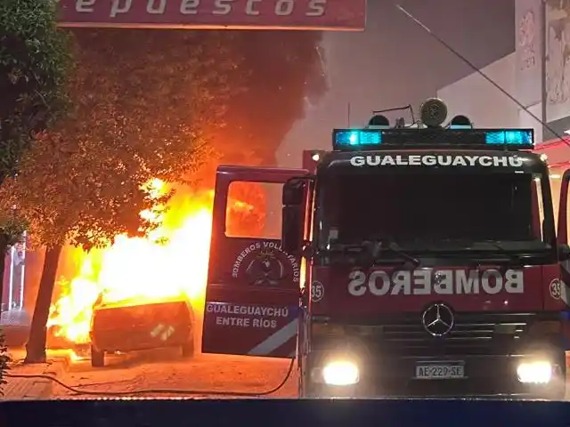 Un auto se incendió por completo en el centro de la ciudad y requirió la intervención urgente de los bomberos
