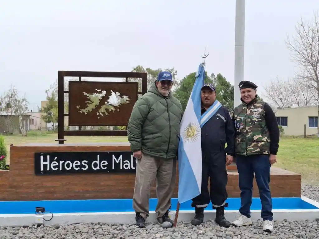 Inauguraron un monumento en la plaza Héroes de Malvinas en Reta