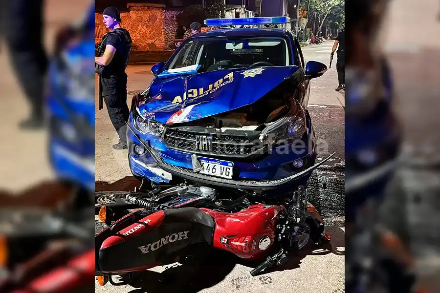 Violento accidente entre un patrullero y una moto: dos personas terminaron en el Hospital