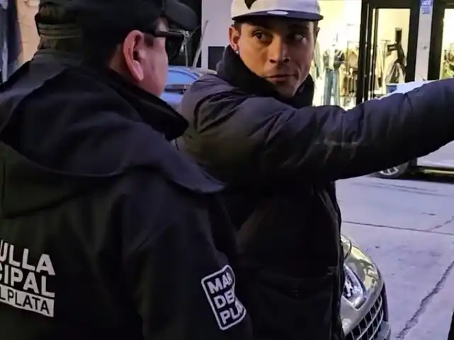 “Acá estamos trabajando, vengo a cuidar autos”, fue el planteo del cuidacoches.