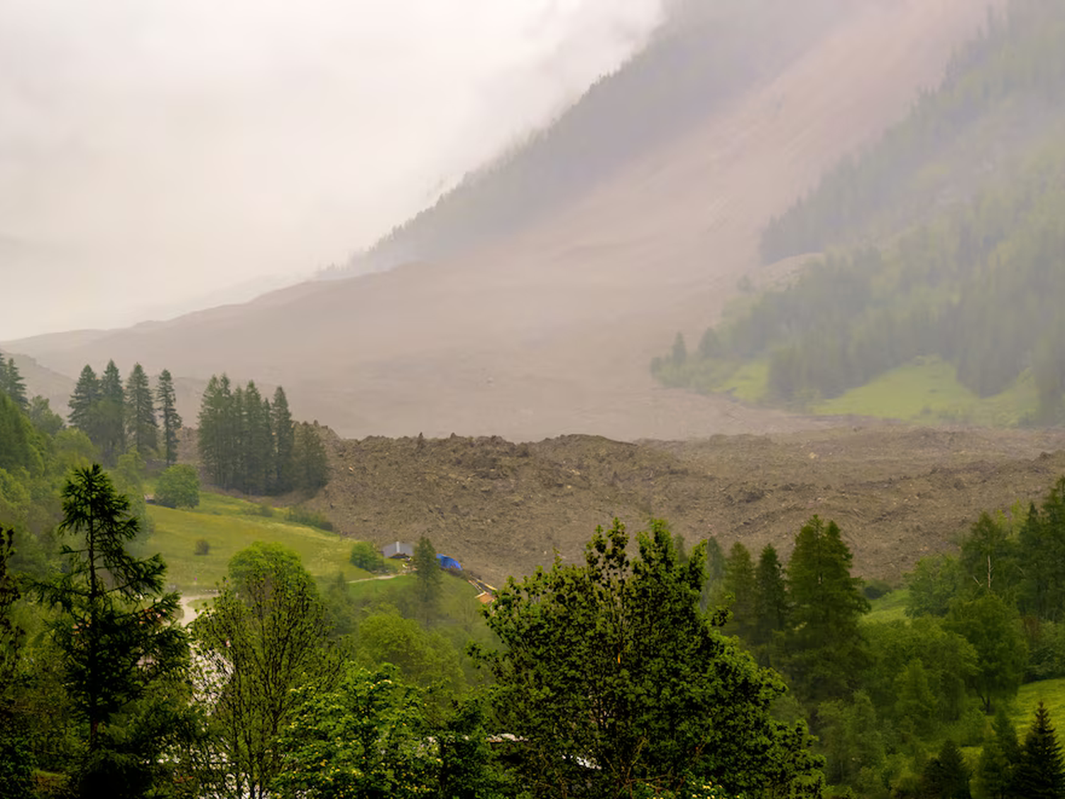 Catástrofe en los Alpes suizos: un glaciar colapsó y destruyó parte del pueblo de Blatten