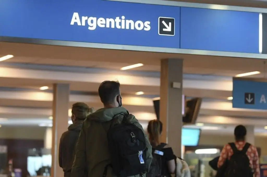 Dispusieron el aislamiento de 47 personas que llegaron desde Reino Unido