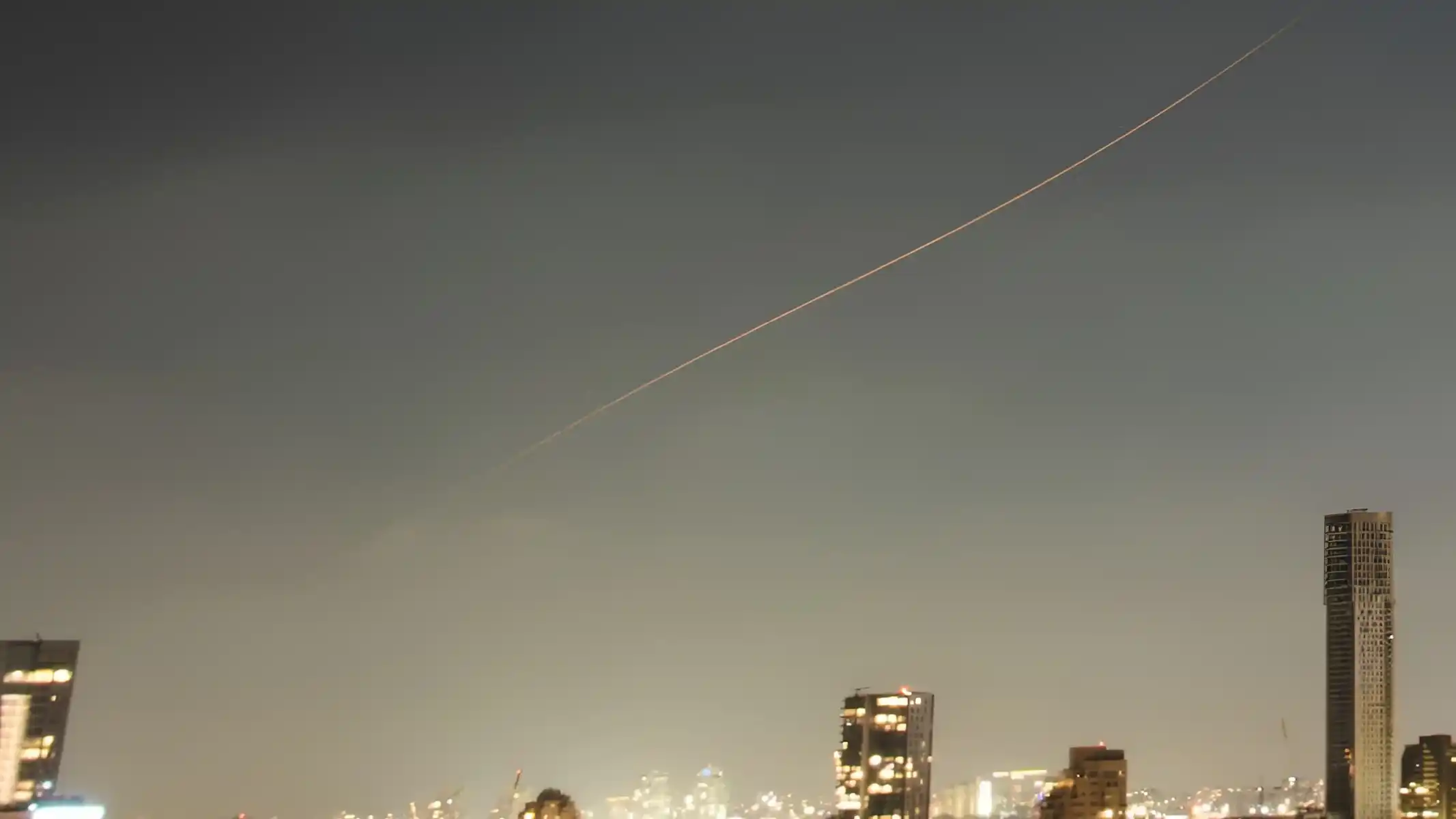 Un misil atraviesa el cielo de Israel tras un ataque de Irán. Foto: AP