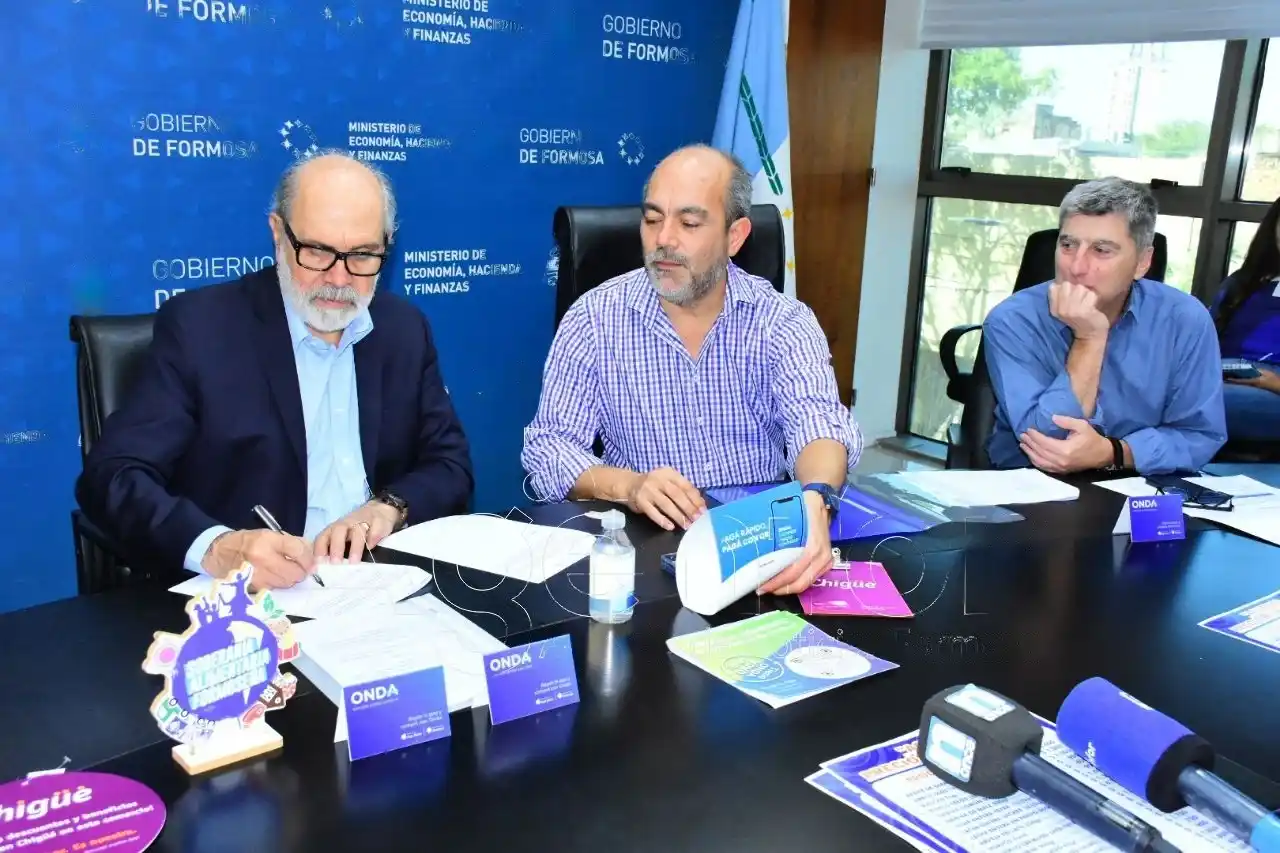 Firma dos acuerdos de precios entre Soberanía Alimentaria Formoseña, Banco Formosa y comercios locales